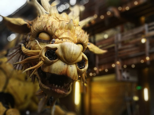 Quand le dragon d'or, les enfants admirent